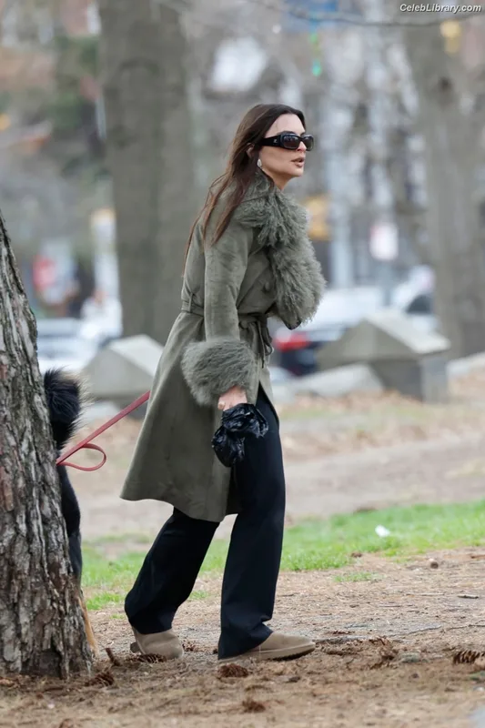 Emily Ratajkowski photo 21 of 3958