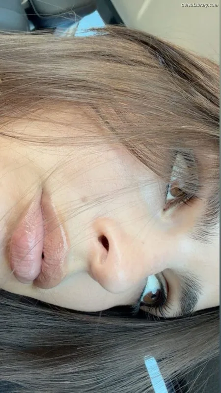 Emily Ratajkowski photo 11 of 3958