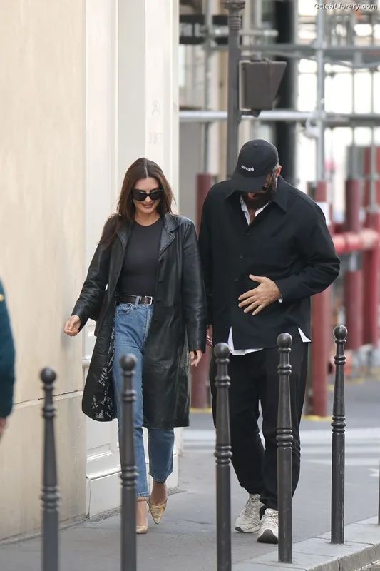 Emily Ratajkowski photo 21 of 3958