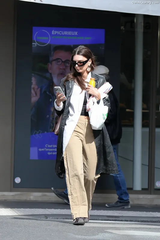 Emily Ratajkowski photo 7 of 3958