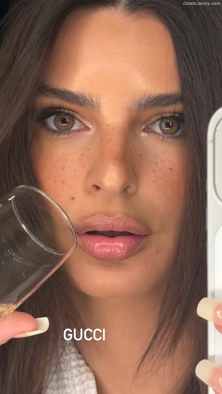 Emily Ratajkowski photo 23 of 3958