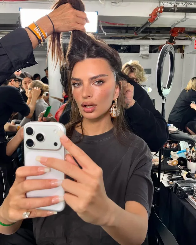 Emily Ratajkowski photo 24 of 3958