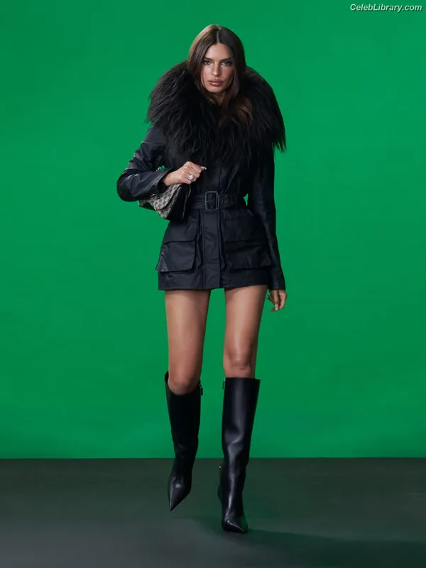 Emily Ratajkowski photo 1 of 3958