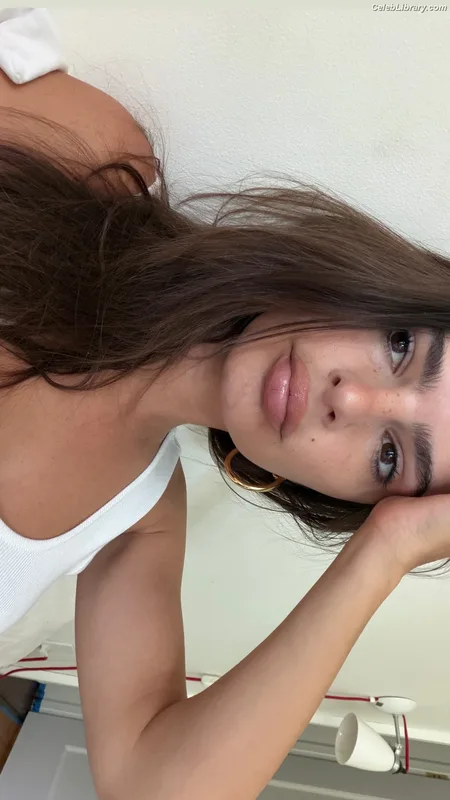 Emily Ratajkowski photo 5 of 3958