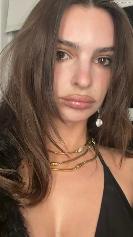 Emily Ratajkowski photo 7 of 3958