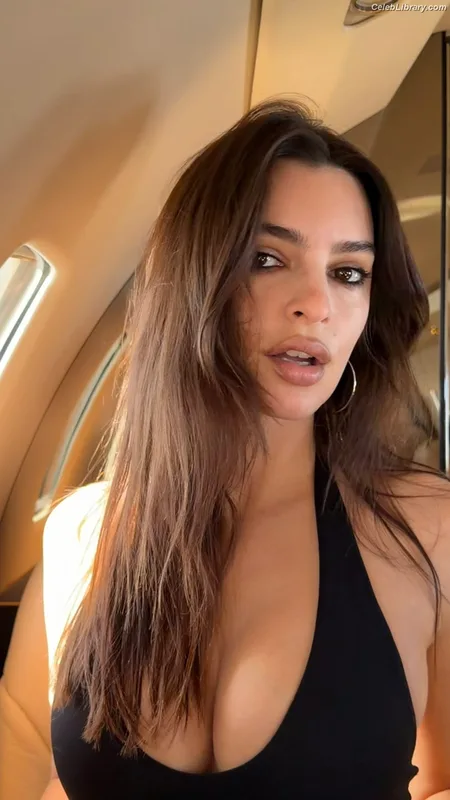 Emily Ratajkowski photo 9 of 3958