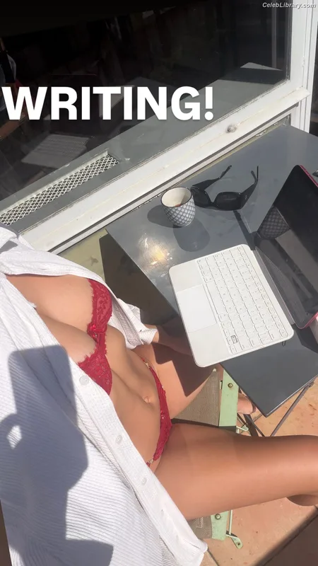 Emily Ratajkowski photo 11 of 3958