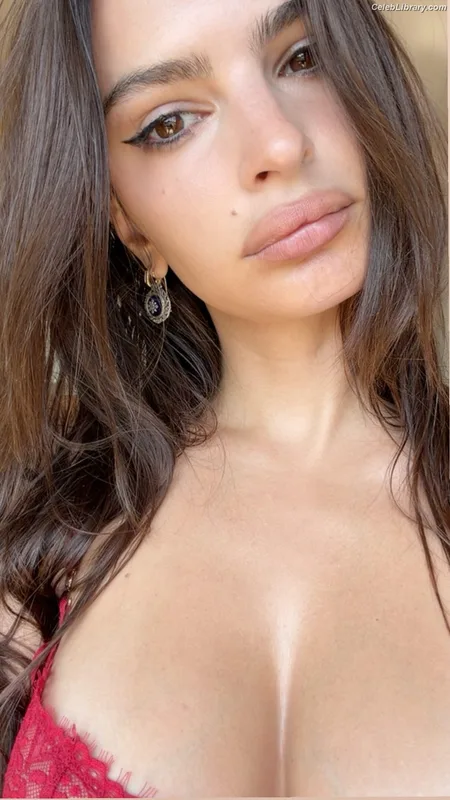 Emily Ratajkowski photo 12 of 3958
