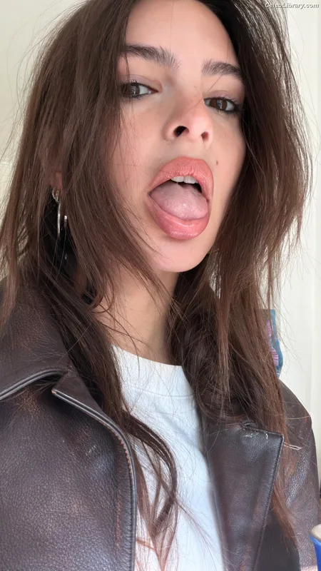 Emily Ratajkowski photo 14 of 3958