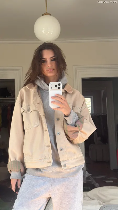 Emily Ratajkowski photo 15 of 3958