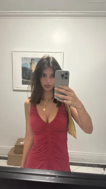 Emily Ratajkowski photo 16 of 3958