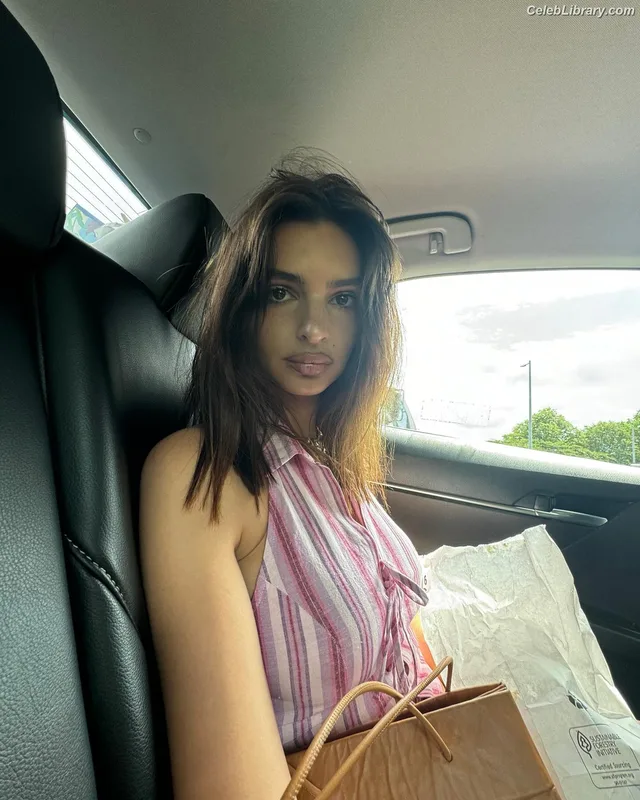 Emily Ratajkowski photo 23 of 3958