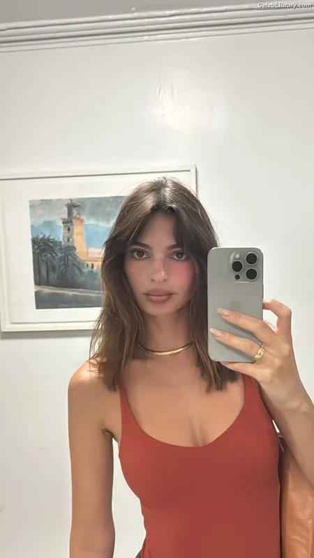 Emily Ratajkowski photo 4 of 3958