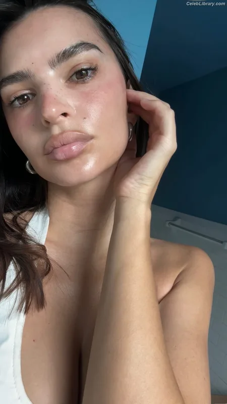 Emily Ratajkowski photo 6 of 3958