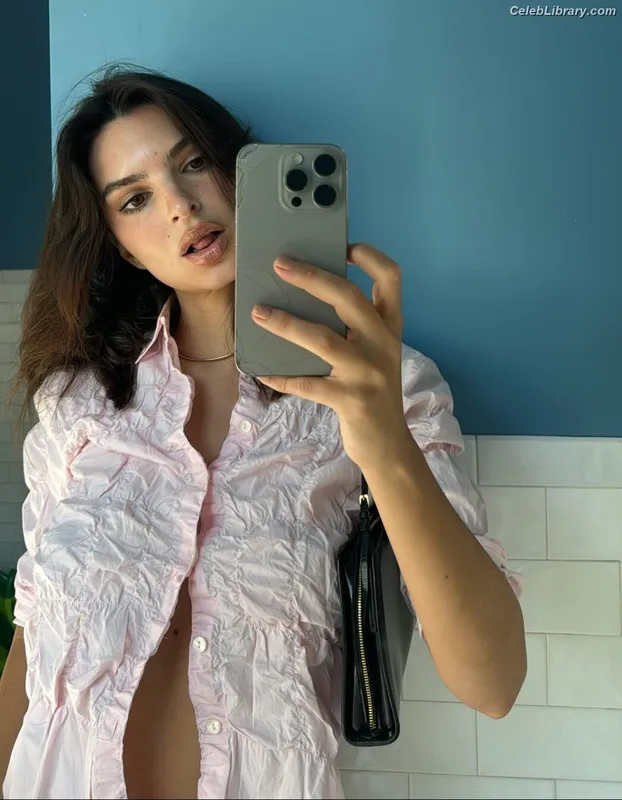 Emily Ratajkowski photo 8 of 3958