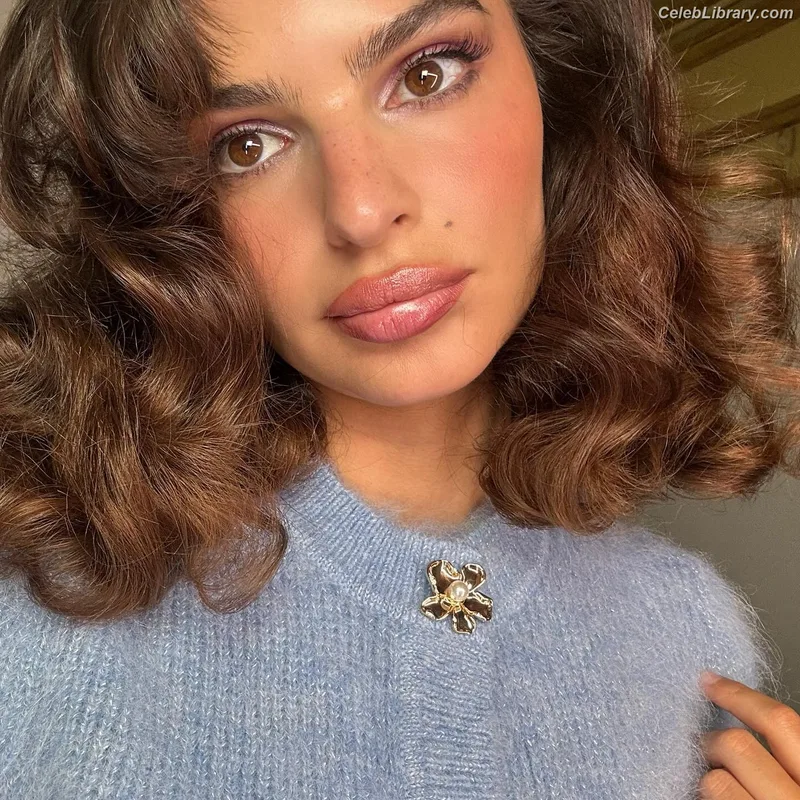 Emily Ratajkowski photo 13 of 3958