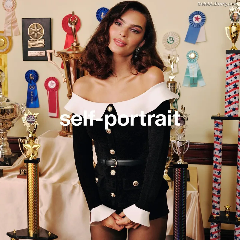 Emily Ratajkowski photo 14 of 3958