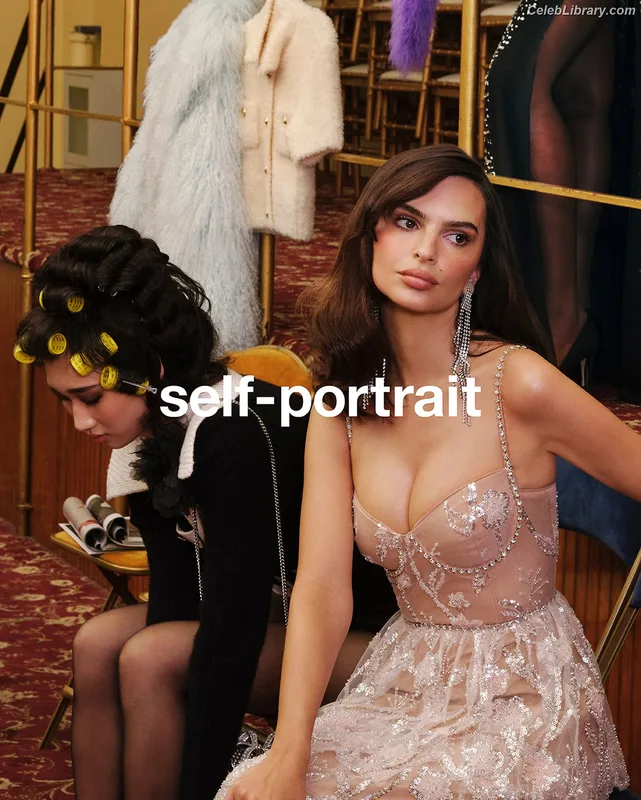 Emily Ratajkowski photo 16 of 3958