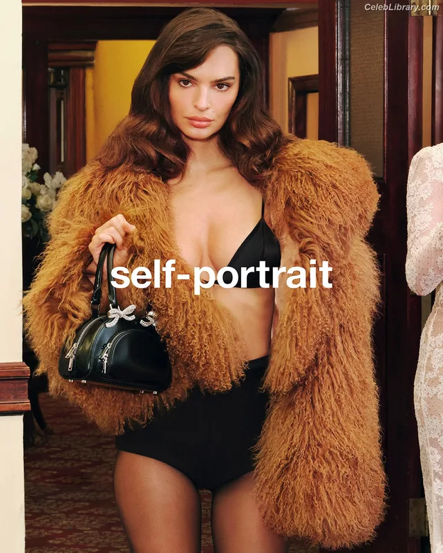 Emily Ratajkowski photo 18 of 3958
