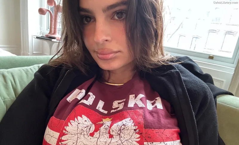 Emily Ratajkowski photo 3 of 3958