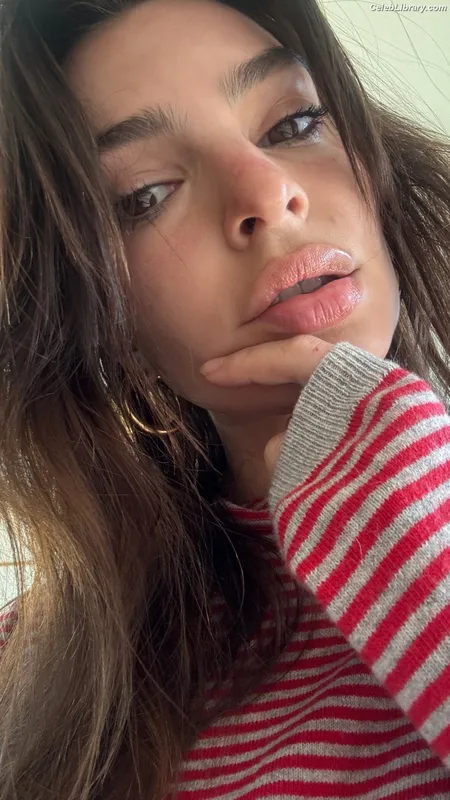 Emily Ratajkowski photo 11 of 3958