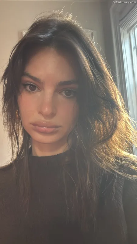 Emily Ratajkowski photo 12 of 3958