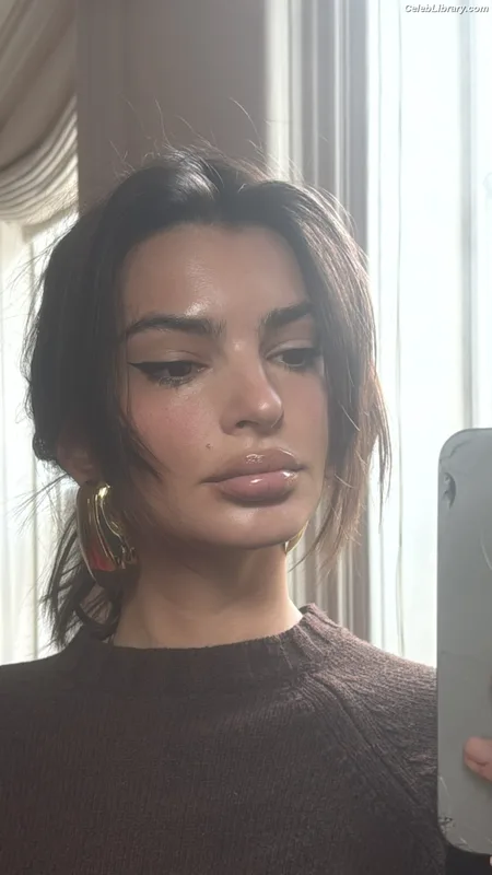 Emily Ratajkowski photo 13 of 3958