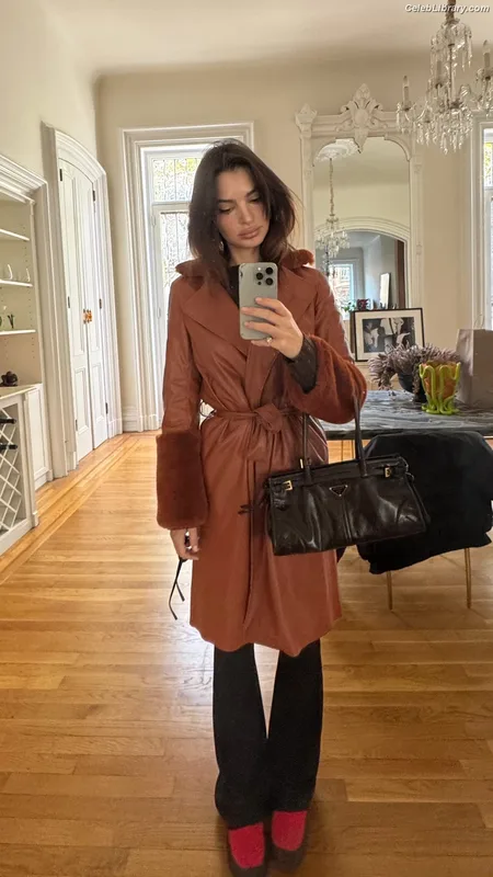 Emily Ratajkowski photo 14 of 3958