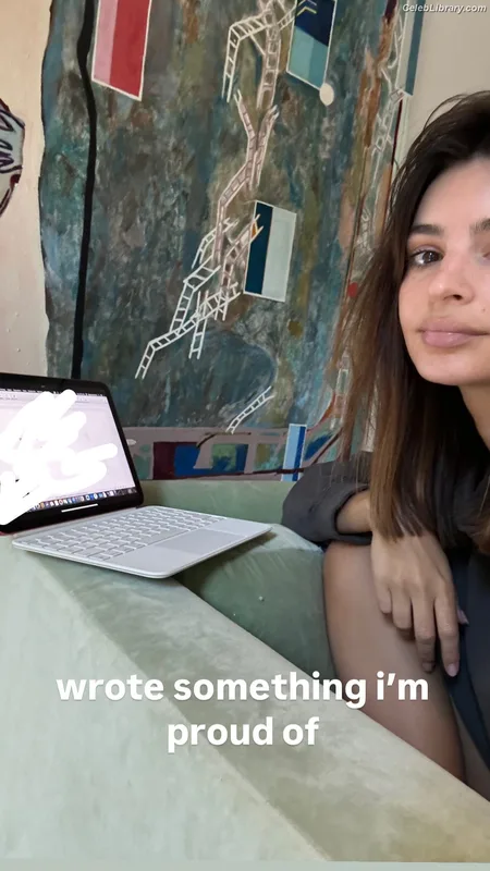 Emily Ratajkowski photo 19 of 3958