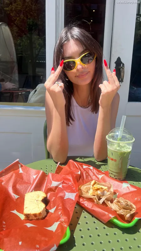 Emily Ratajkowski photo 23 of 3958