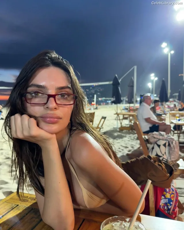 Emily Ratajkowski photo 12 of 3958