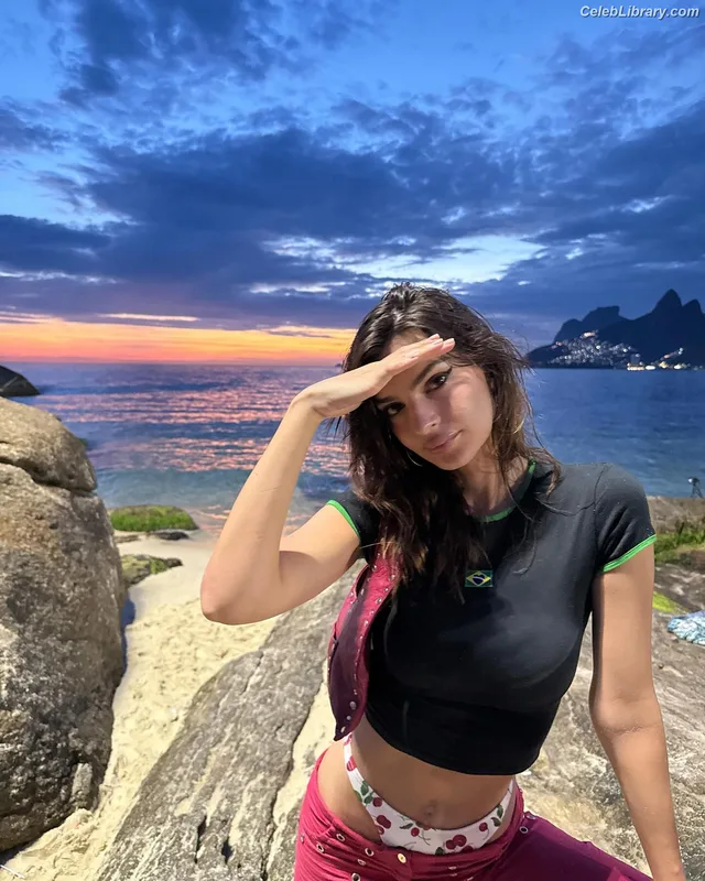 Emily Ratajkowski photo 13 of 3958
