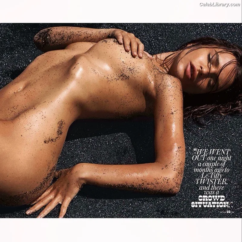 Emily Ratajkowski photo 16 of 3958