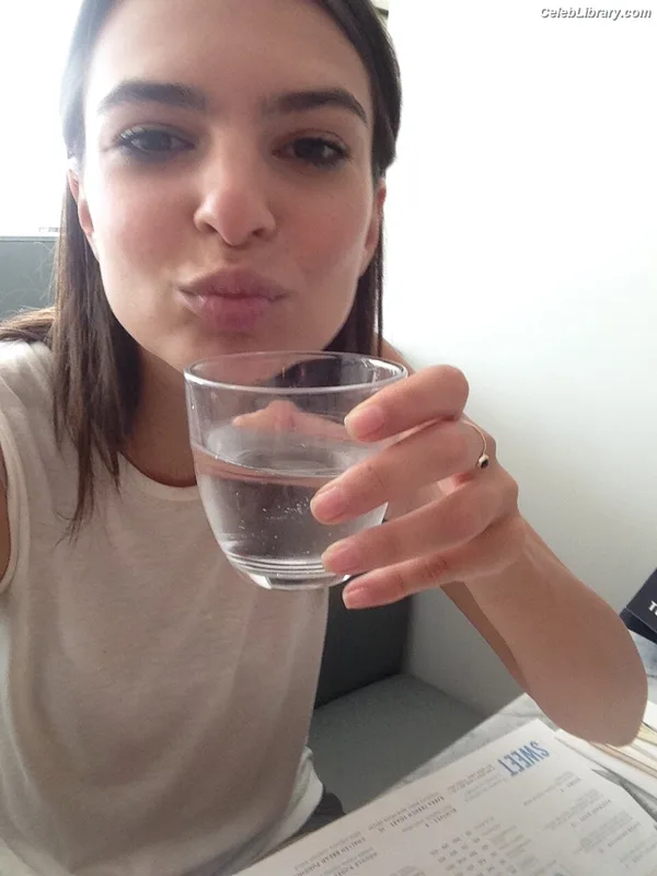 Emily Ratajkowski photo 8 of 3958