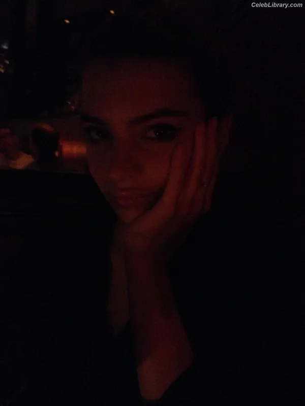 Emily Ratajkowski photo 24 of 3958