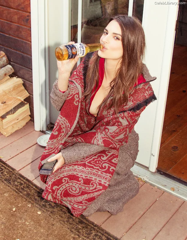 Emily Ratajkowski photo 1 of 3958