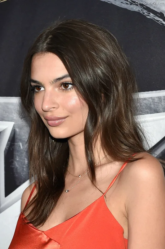 Emily Ratajkowski photo 8 of 3958