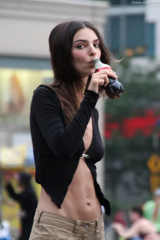 Emily Ratajkowski photo 21 of 3958