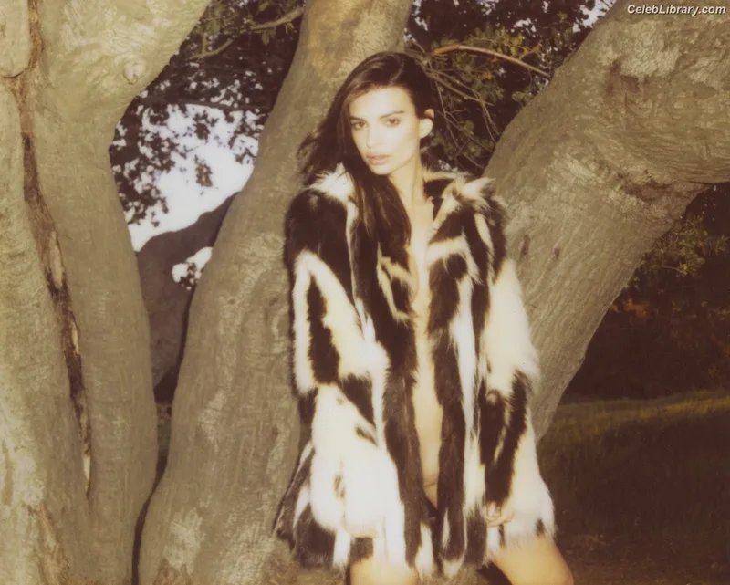 Emily Ratajkowski photo 24 of 3958