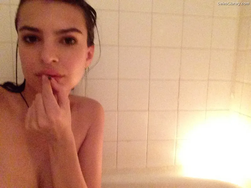 Emily Ratajkowski photo 5 of 3958