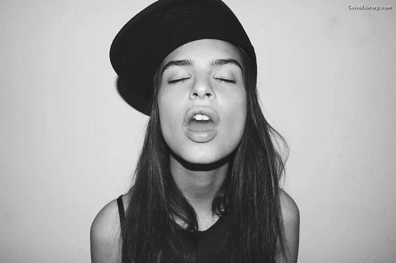Emily Ratajkowski photo 13 of 3958