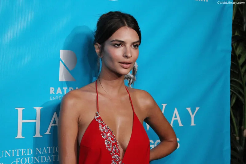 Emily Ratajkowski photo 18 of 3958