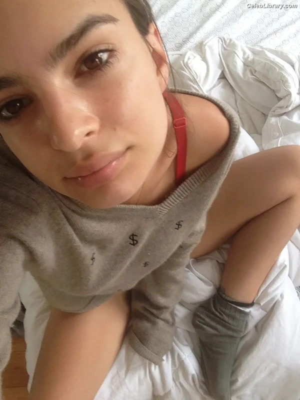 Emily Ratajkowski photo 10 of 3958