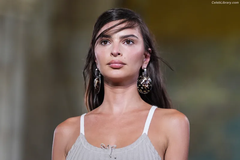 Emily Ratajkowski photo 15 of 3958