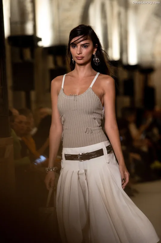 Emily Ratajkowski photo 21 of 3958