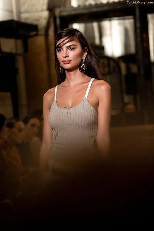 Emily Ratajkowski photo 22 of 3958