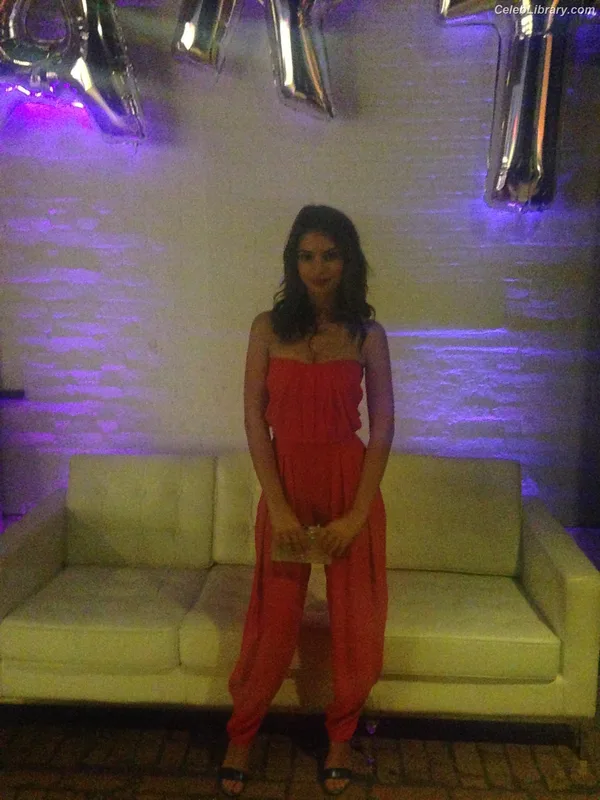 Emily Ratajkowski photo 21 of 3958