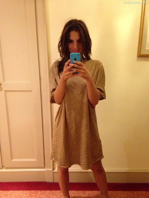 Emily Ratajkowski photo 5 of 3958
