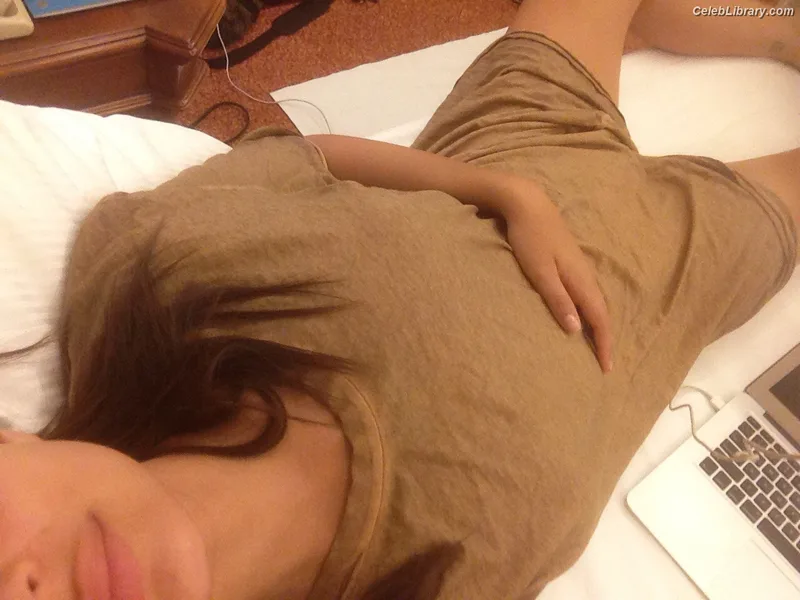 Emily Ratajkowski photo 7 of 3958