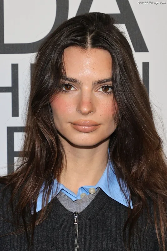 Emily Ratajkowski photo 3 of 3958